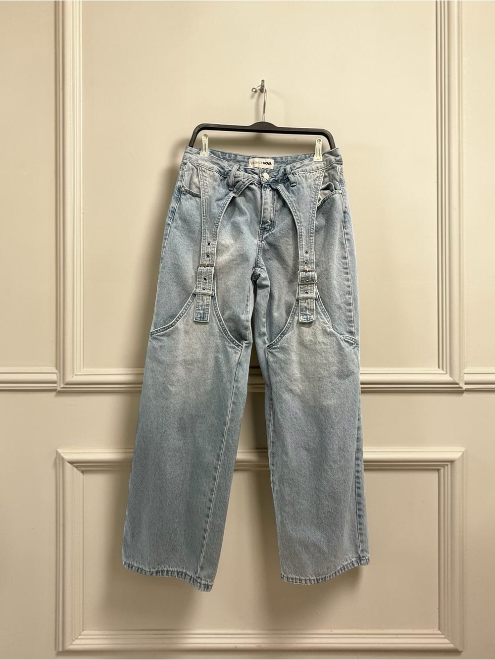 Fashion Nova Leg Buckles Jeans. Loose Leg. Size: 10